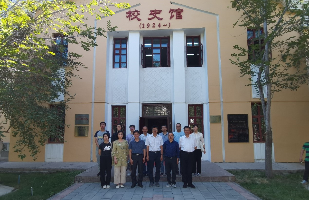 圖2 20220722-新疆大學(xué)校史館前合影-時(shí)燚-無.jpg
