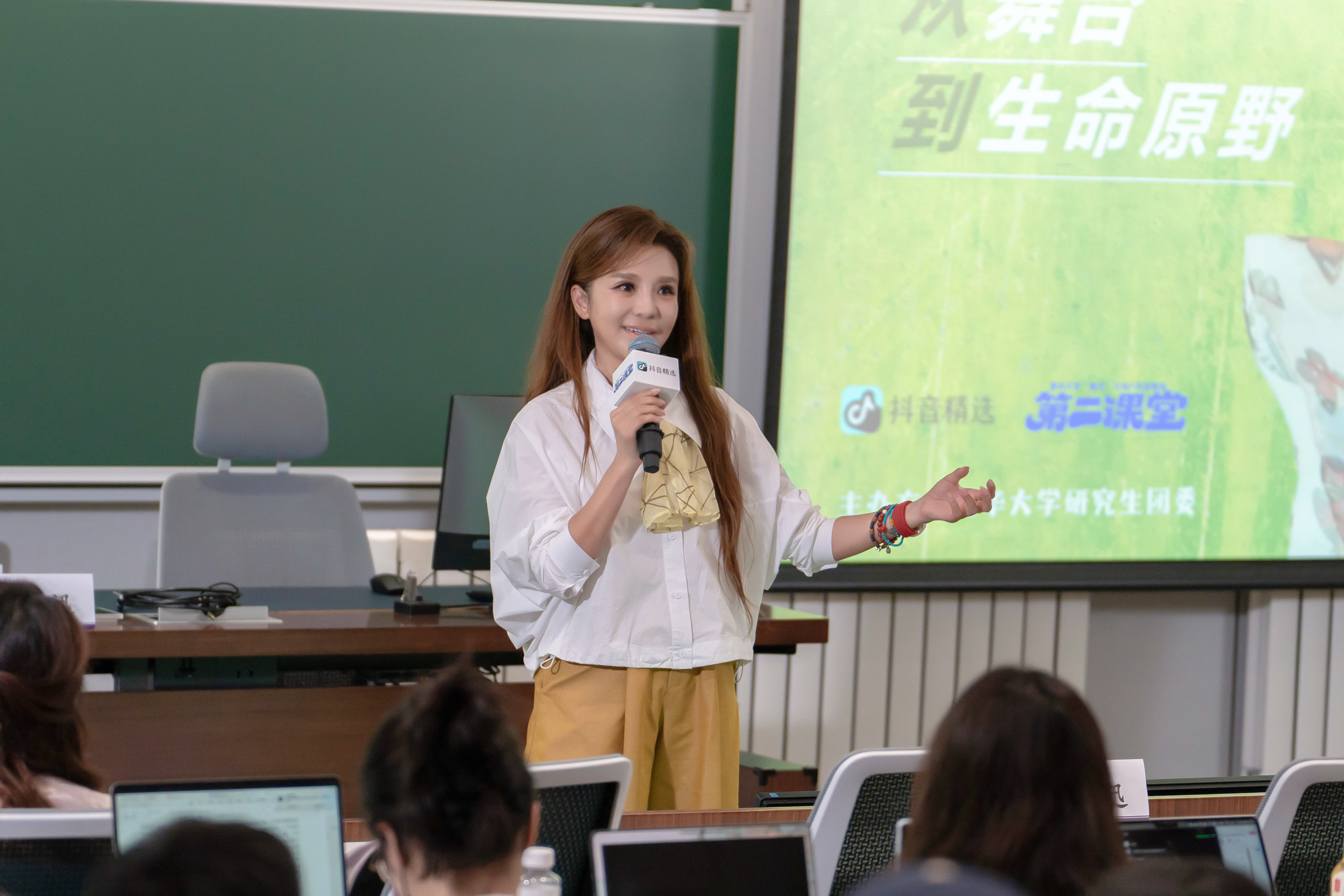 20250521-第三期“聚光”新媒體骨干培養(yǎng)計劃朱迅分享會-王薪貴-朱迅與同學們分享感受 (1).jpg