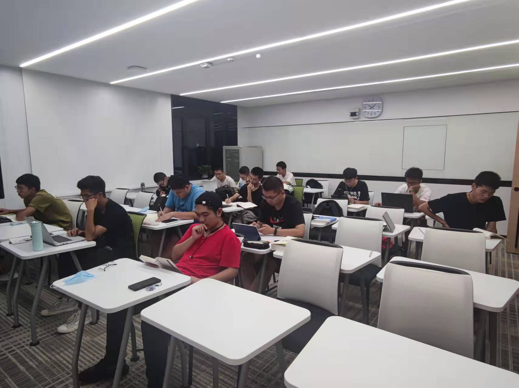 20220819-第四期院系支持計劃:關(guān)注學(xué)生學(xué)業(yè)需求,促進校系兩級學(xué)業(yè)支持系統(tǒng)建設(shè)-車輛學(xué)院(攝)-車輛學(xué)院兵器定向班集體自習(xí).jpg