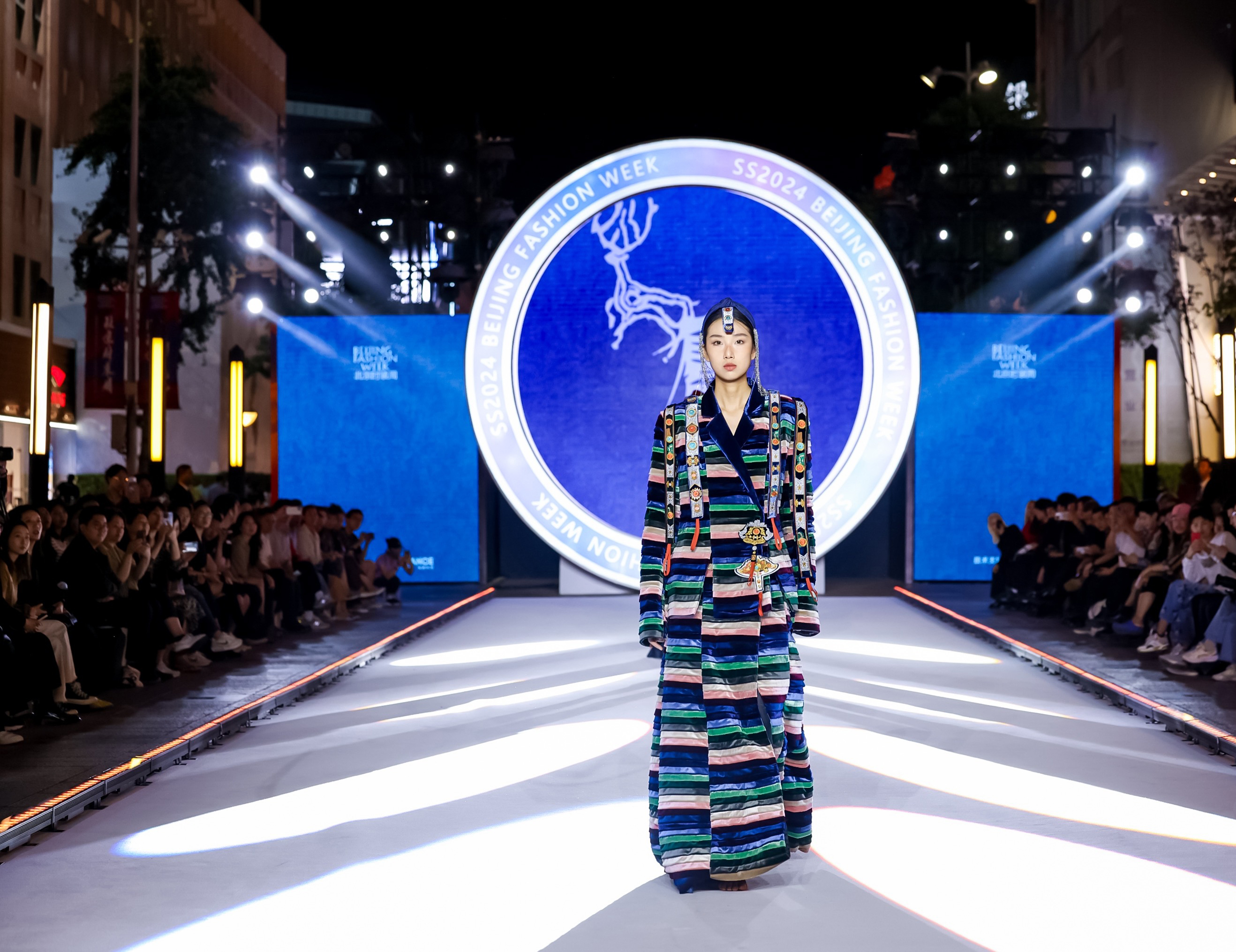 20231003-清華美院教師李迎軍團(tuán)隊(duì)主創(chuàng)的系列服裝作品亮相2023北京時(shí)裝周-李迎軍-作品4.jpg.jpg