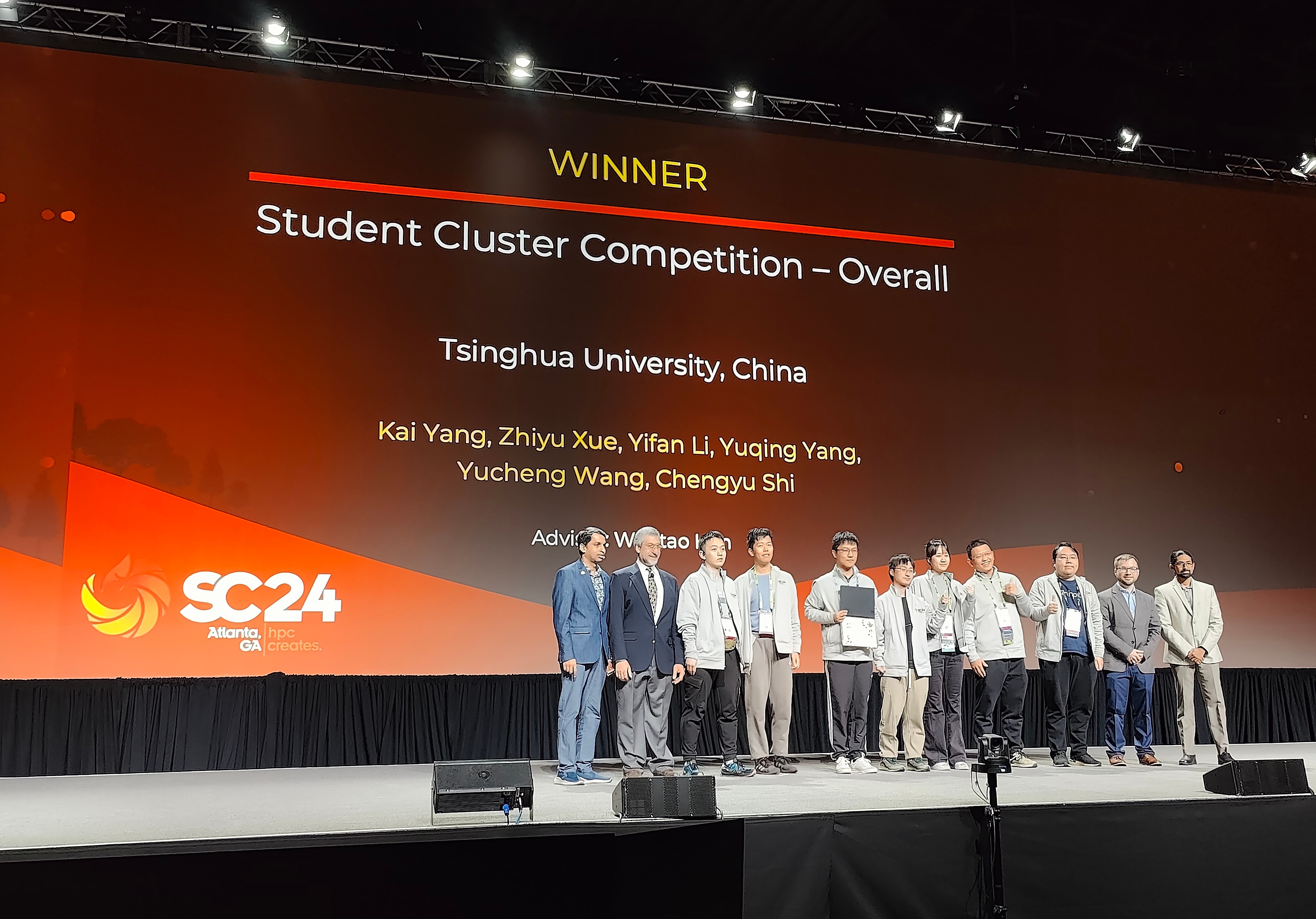 20241122-清華大學學生超算團隊獲得2024全球大學生超算競賽總冠軍-韓文弢-清華大學學生超算團隊成員上臺領獎.jpg