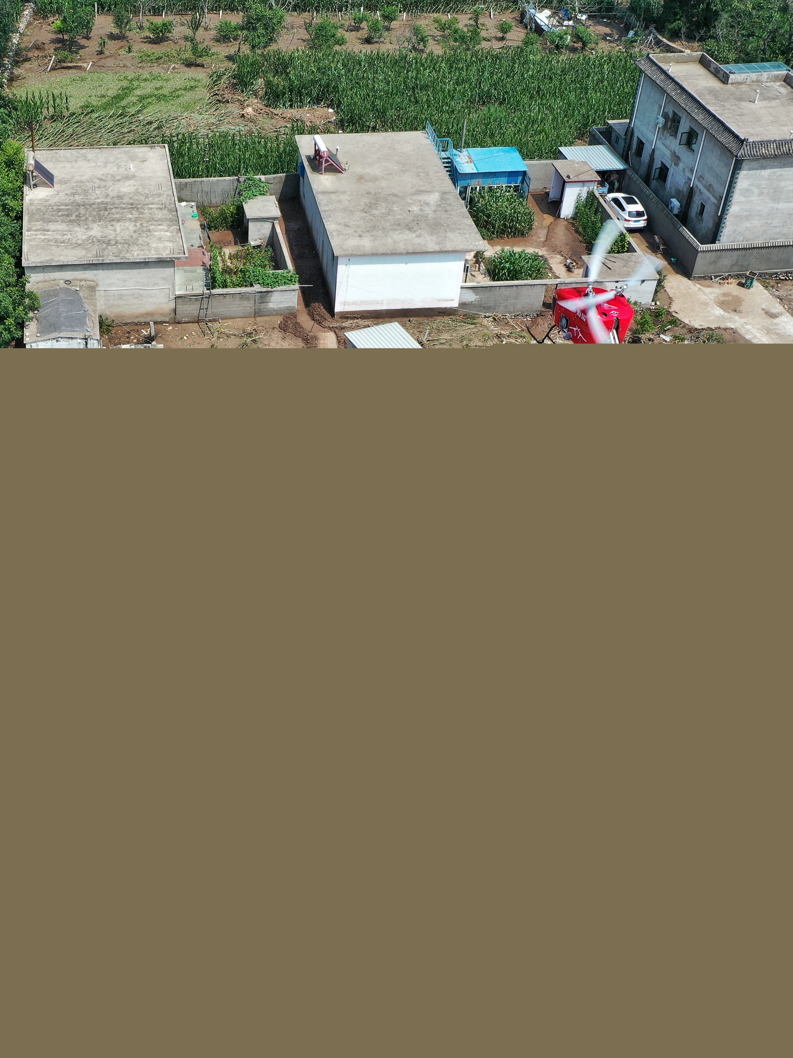 20230803-清華人攜無人直升機再次應急救援-張耀華-受災群眾有序領(lǐng)取救災物資.jpg