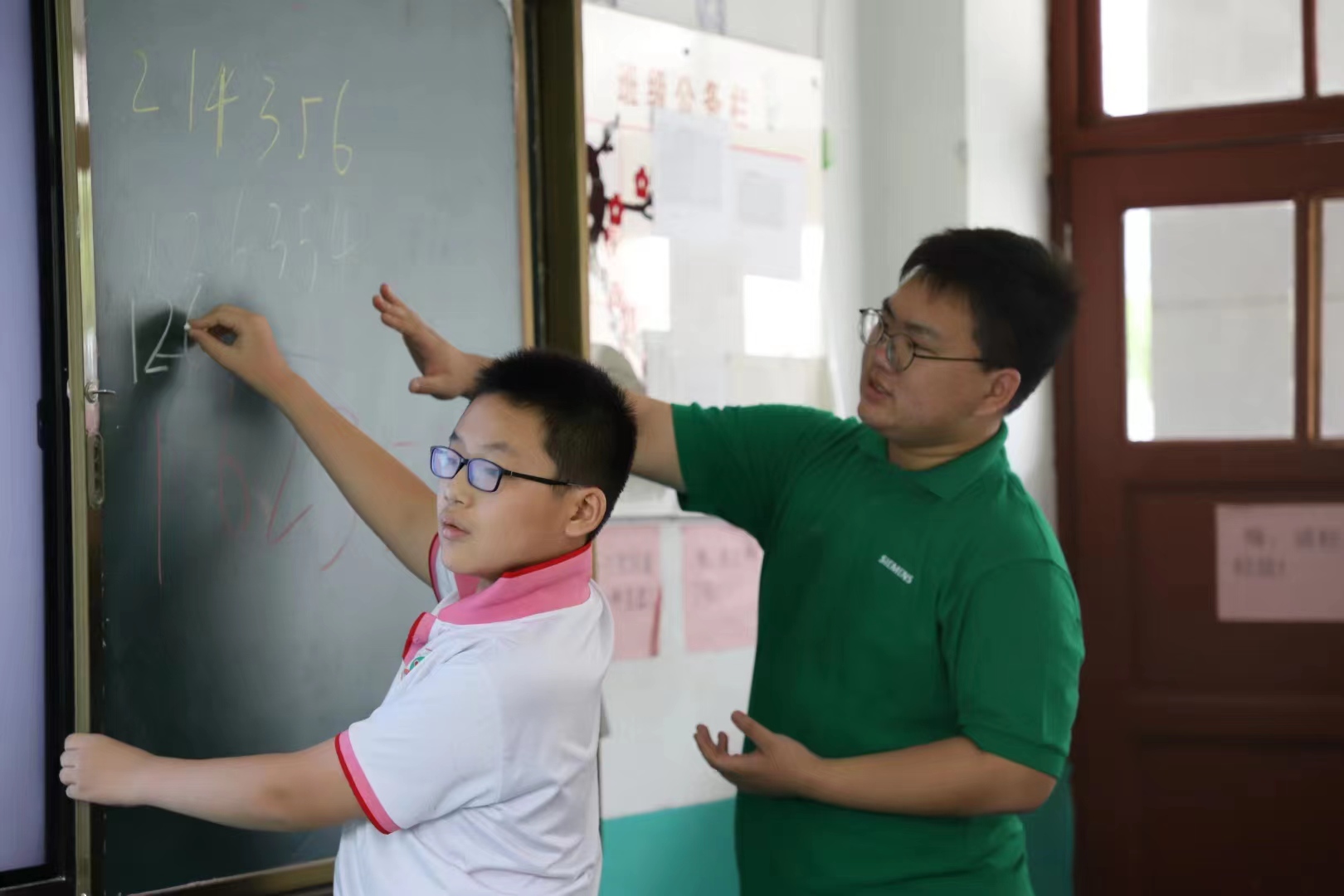 20200912-2022年清華大學(xué)法學(xué)院“明理致知”暑期社會(huì)實(shí)踐紀(jì)實(shí)-徐子馨-“法言心聲”赴江蘇邳州支隊(duì)支隊(duì)成員在支教.jpg