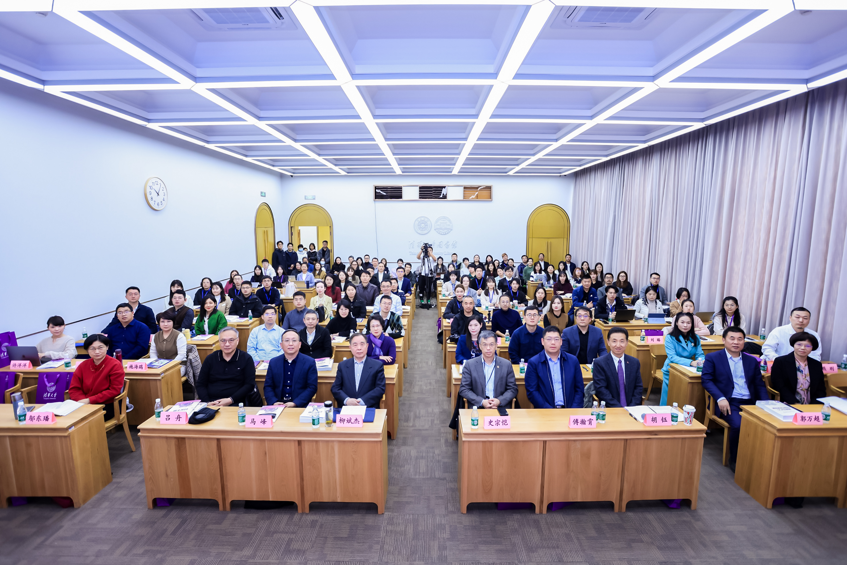 20241116-2024清華文創(chuàng)論壇成功舉辦-新聞學(xué)院-與會(huì)嘉賓合影.jpg