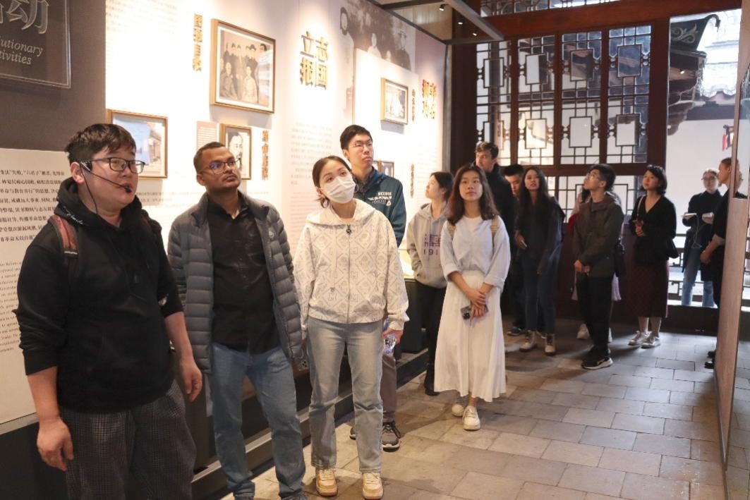 20231124-發(fā)現(xiàn)中國智慧,洞察中國發(fā)展——2023年清華大學(xué)“洞察中國”全球勝任力社會實(shí)踐紀(jì)實(shí)-“洞察中國”福建實(shí)踐支隊(duì)-“洞察中國”福建實(shí)踐支隊(duì)參訪福州三坊七巷街區(qū).jpg