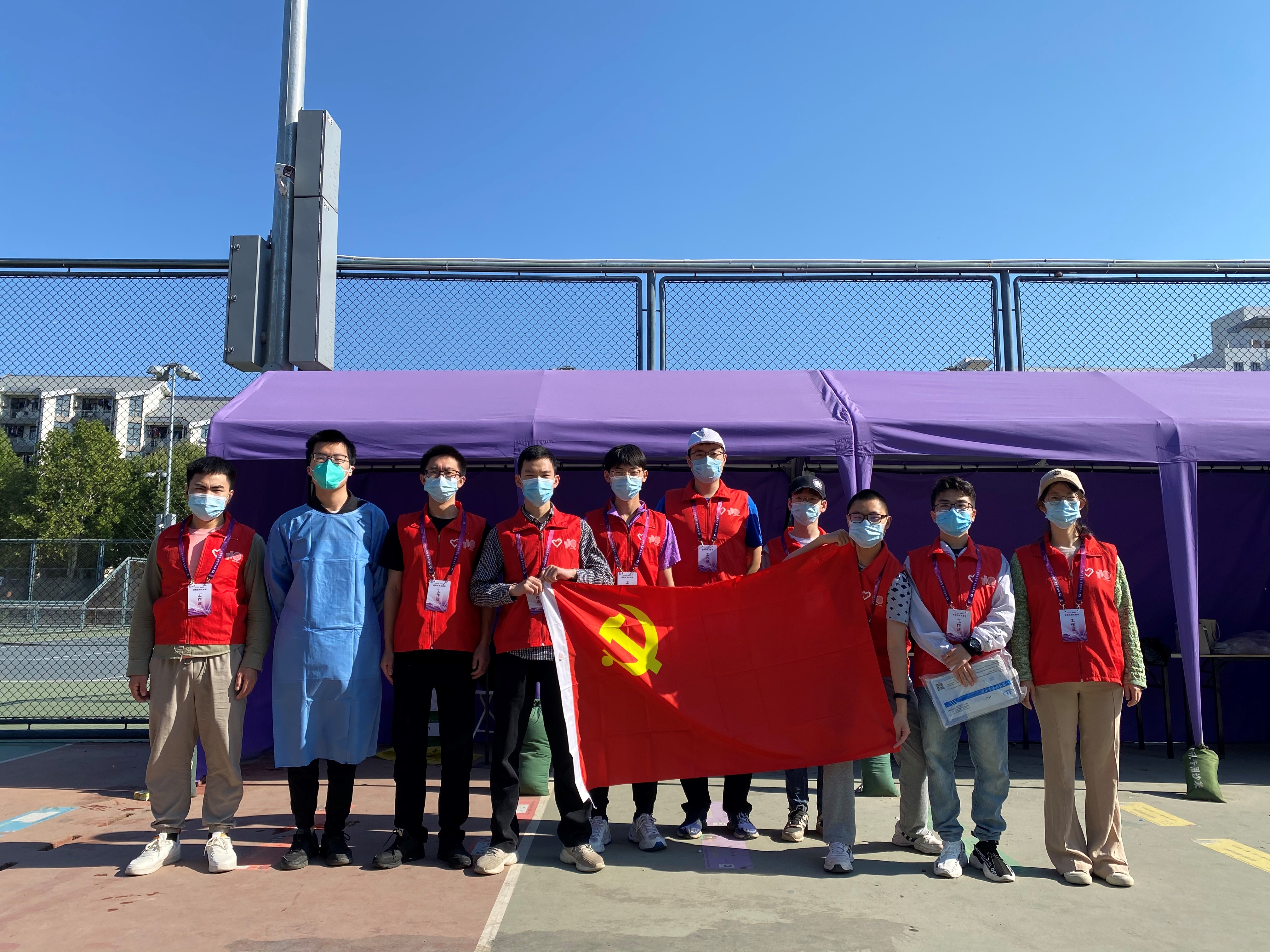 20220518-同心抗疫,清華學(xué)生黨員骨干在行動(dòng)-陸心怡-化9黨支部和分9黨課小組參加核酸檢測(cè)志愿服務(wù).jpg