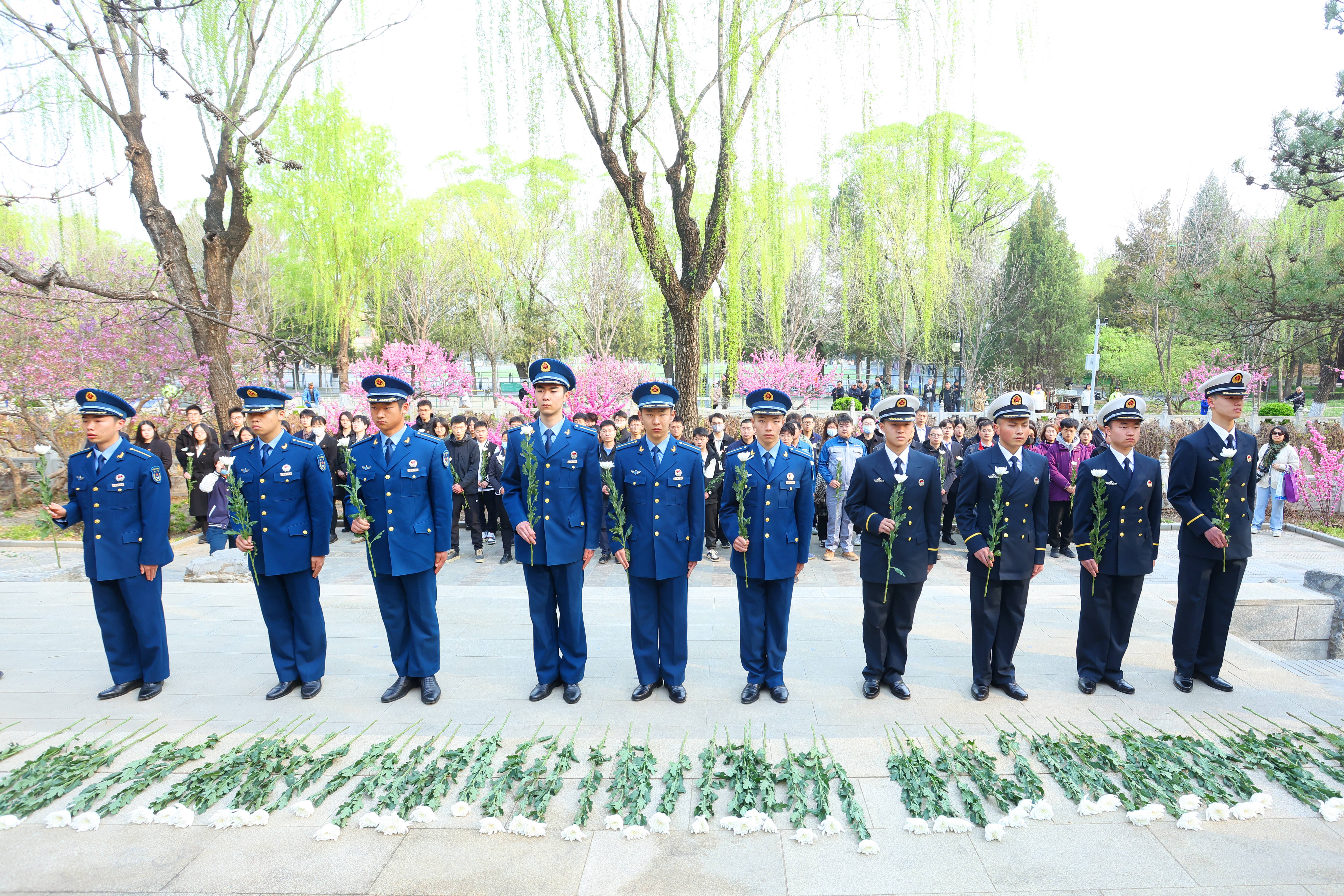 敬獻(xiàn)鮮花2.jpg