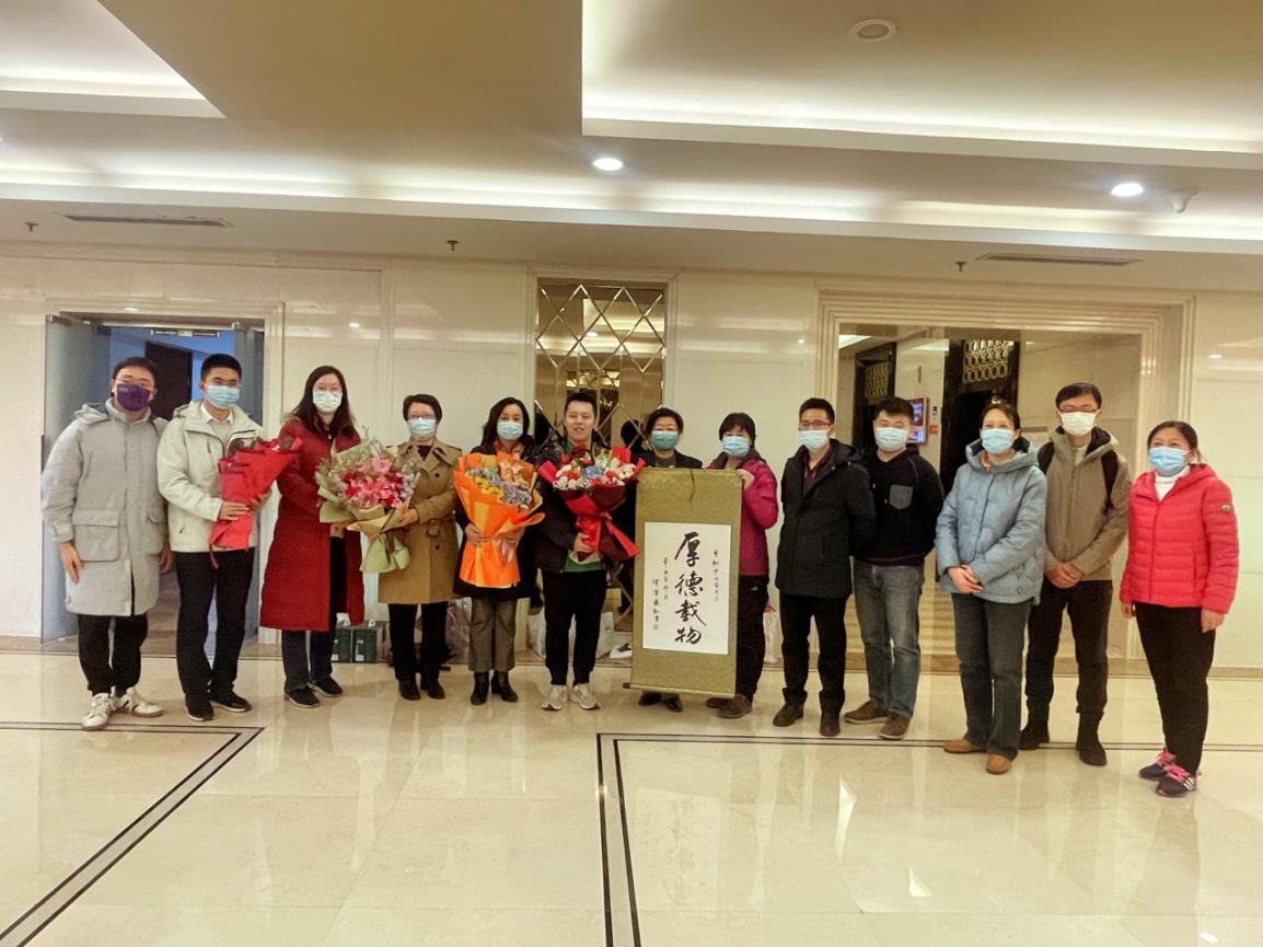 20211206-造血干細(xì)胞捐獻(xiàn)-紅十字會學(xué)生分會-慰問師生與曹翔宇同學(xué)合影.jpg