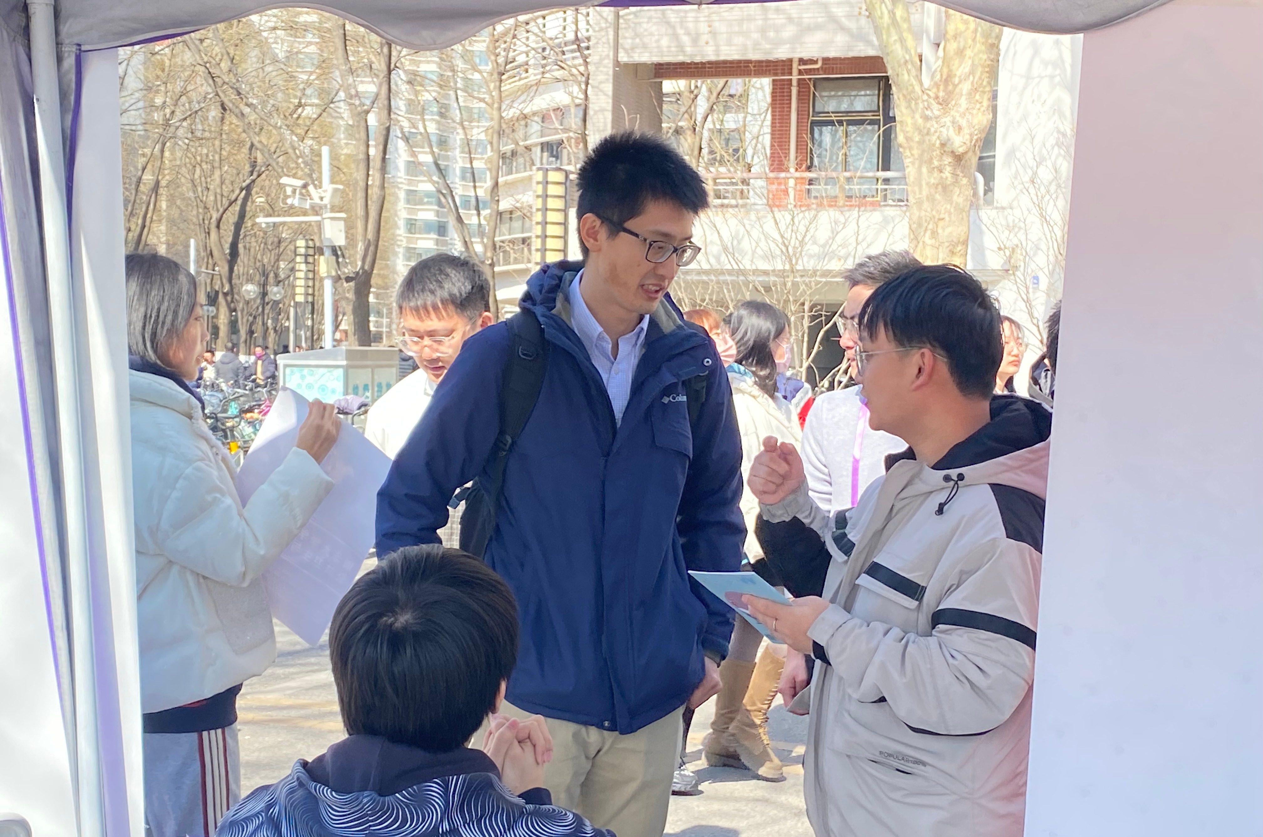 20230303-“百團大戰(zhàn)”-張晨玥-王睿老師與衛(wèi)健協(xié)會的同學交流.jpg