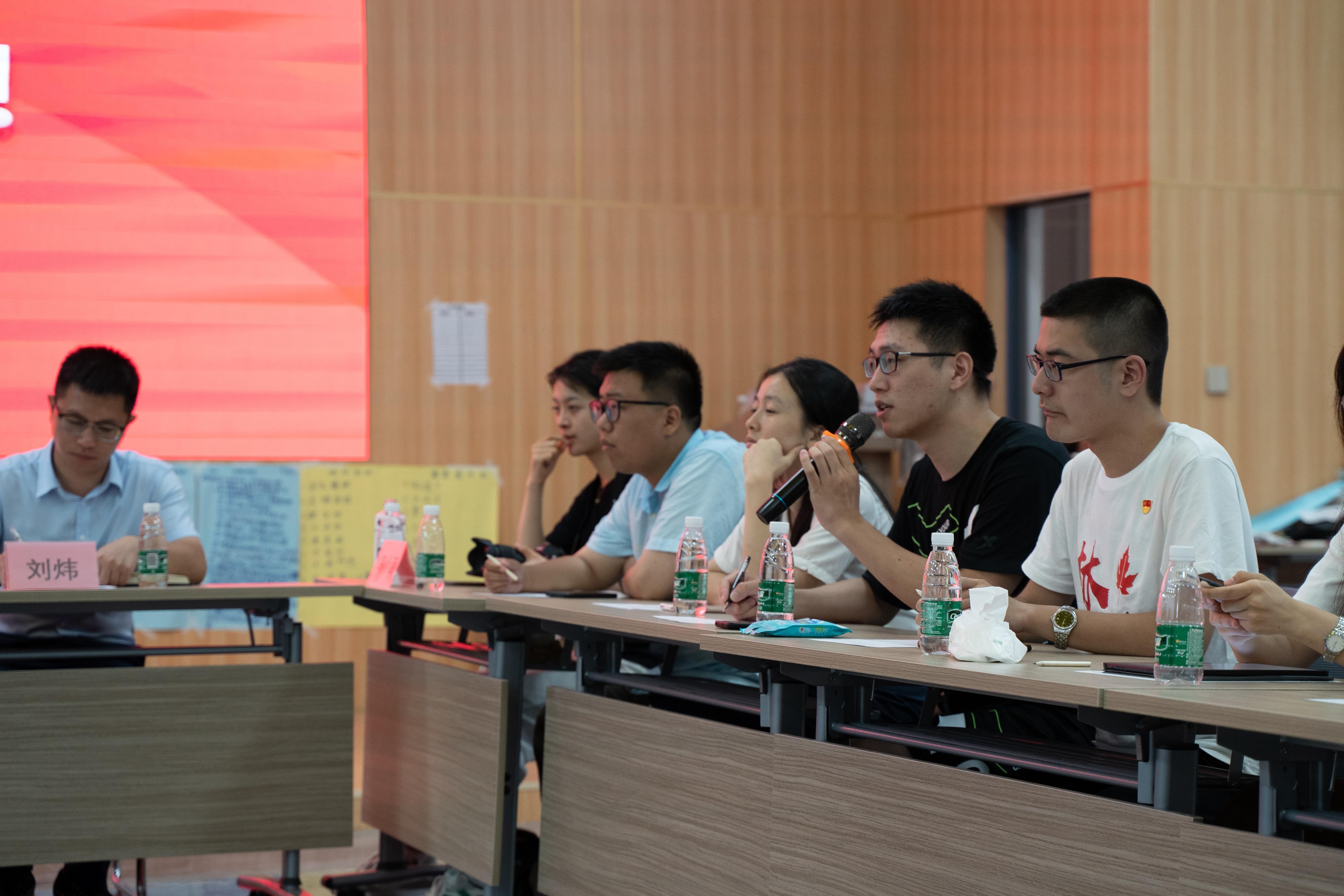 20220808-0814-清華大學(xué)“林楓計(jì)劃”師生赴江西贛縣區(qū)調(diào)研實(shí)踐-桂雨謙攝-支隊(duì)師生與五云鎮(zhèn)“紫薇小鎮(zhèn)”基層一線干部座談.jpg