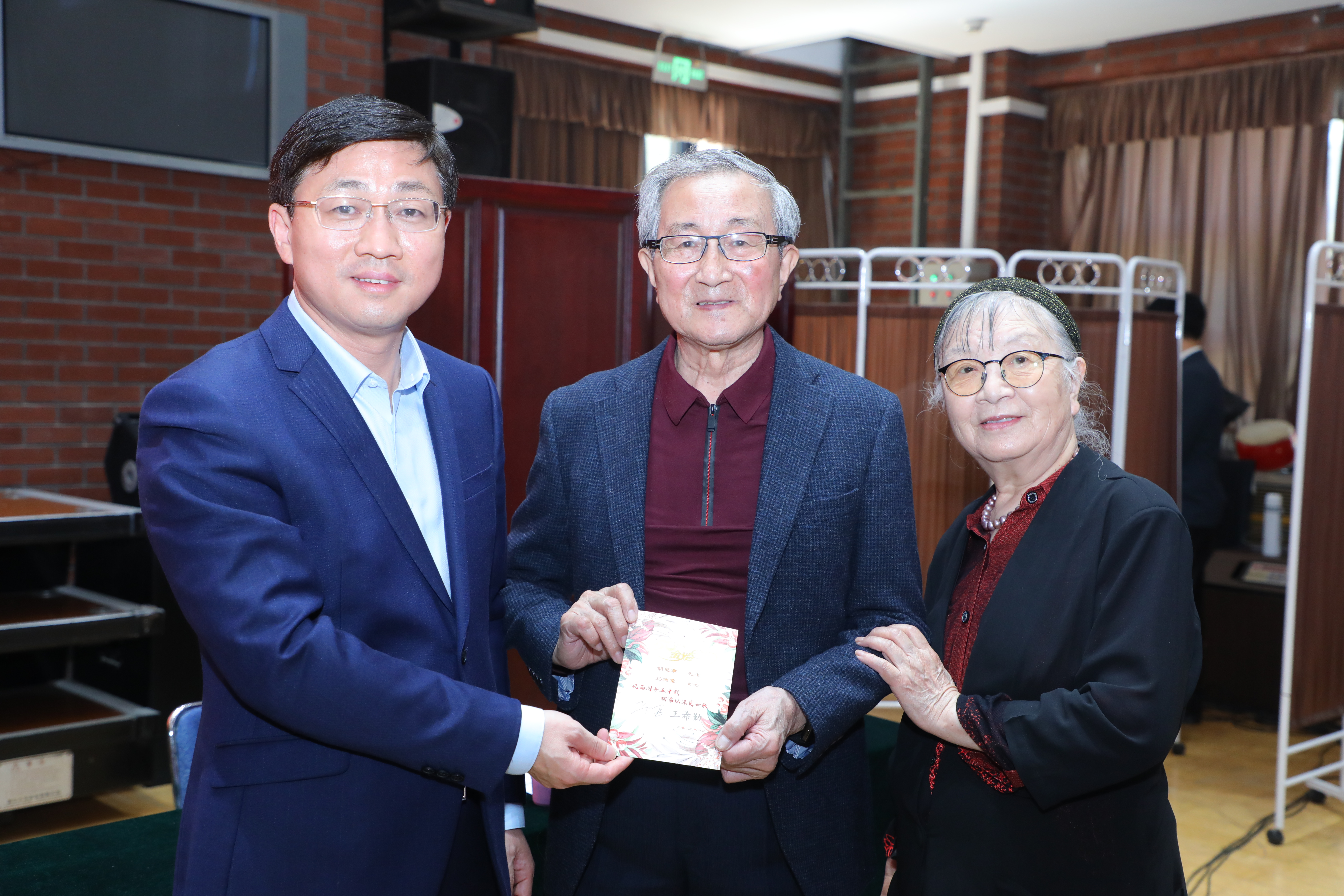 20221004-八十壽辰金婚慶典-趙青松-許慶紅為金婚夫婦送賀卡 (2).JPG