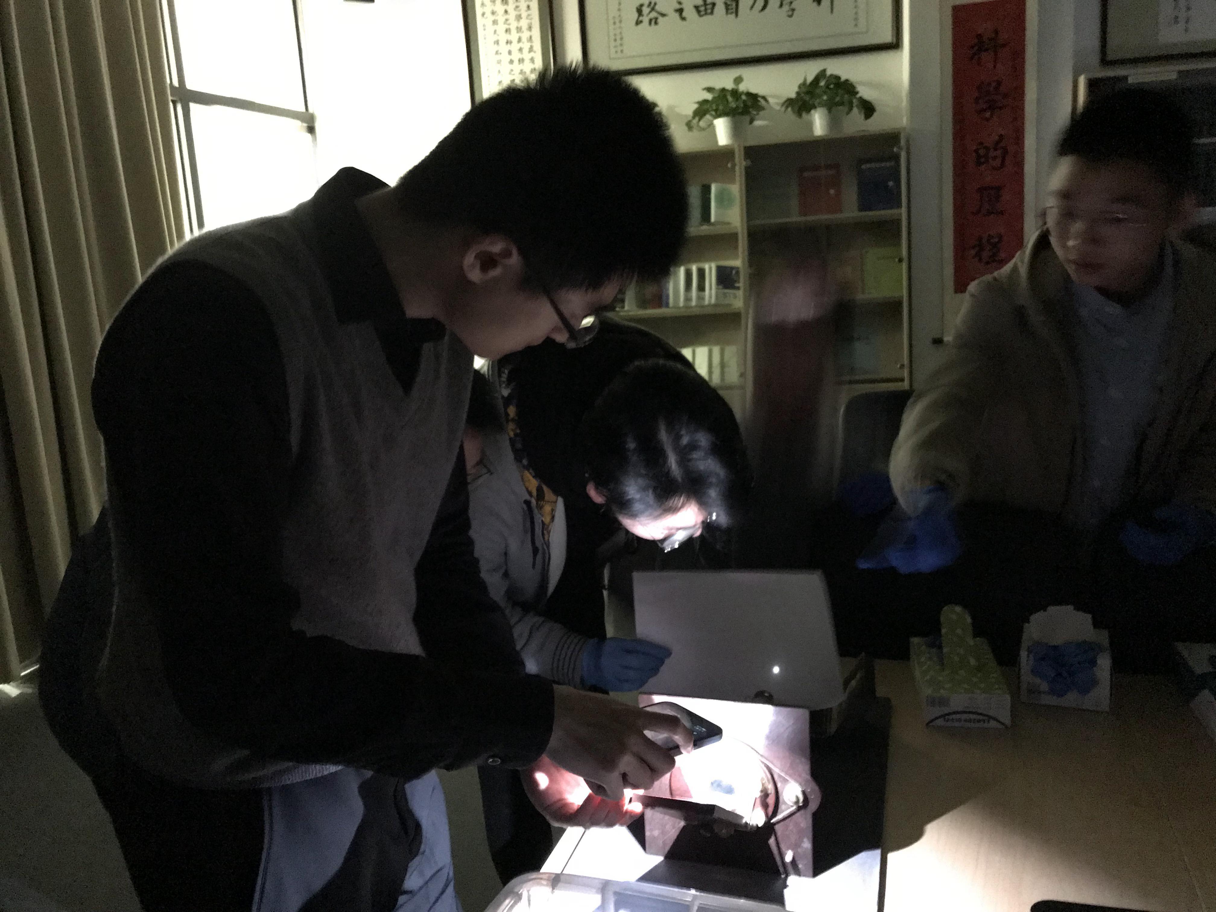 學(xué)生們?cè)谡n程主講王哲然老師的指導(dǎo)下嘗試復(fù)原光學(xué)實(shí)驗(yàn)場(chǎng)景.JPG