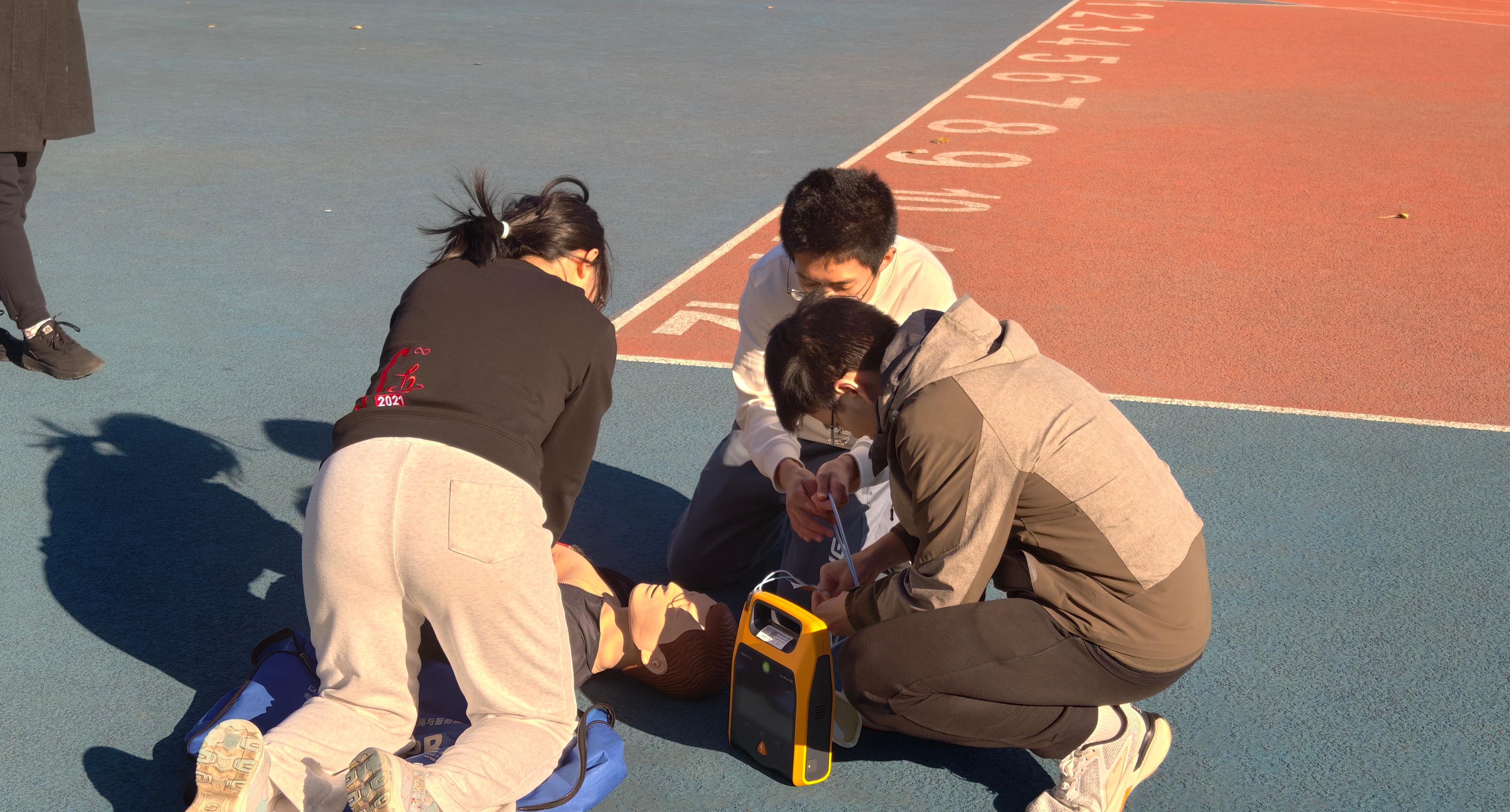 20241117-急救模擬演練活動(dòng)現(xiàn)場(chǎng)2-工作人員-清華AED小程序應(yīng)急救助模擬演練.jpg
