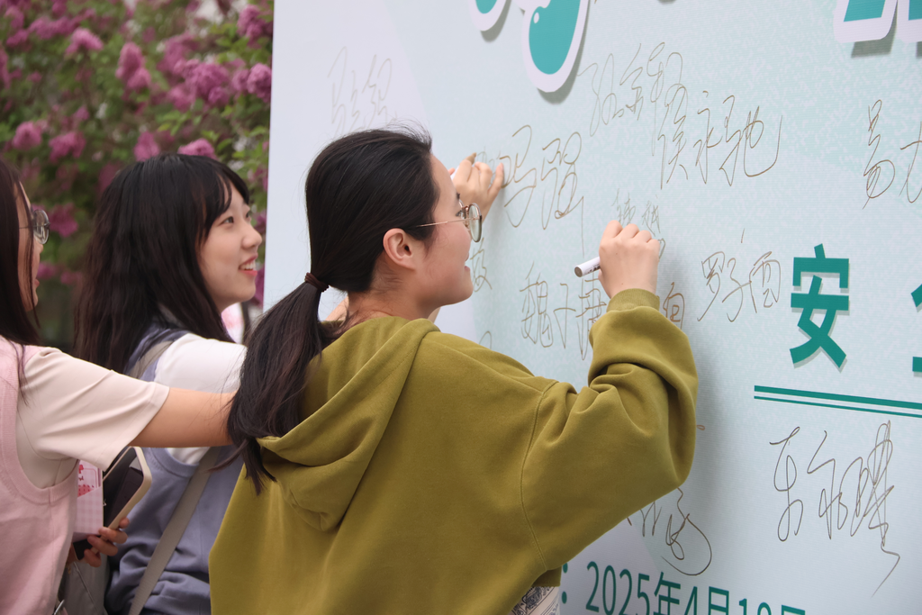 20250420-“騎遇清華，綠動未來”騎行活動-陳俊宇-騎行市集簽署安全承諾.png