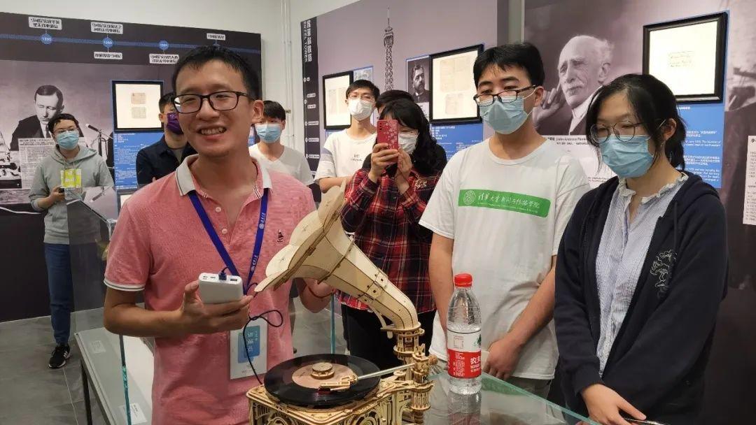 展覽主講志愿者向《媒介發(fā)展史》課程師生展示留聲機(jī)的原理.jpeg