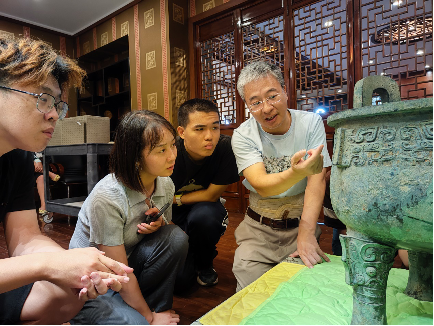 20230905-清華大學(xué)“‘京’彩文化 青春綻放”行動(dòng)暑期活動(dòng)紀(jì)實(shí)-供圖-嚴(yán)志斌教授給同學(xué)們講解青銅器.png