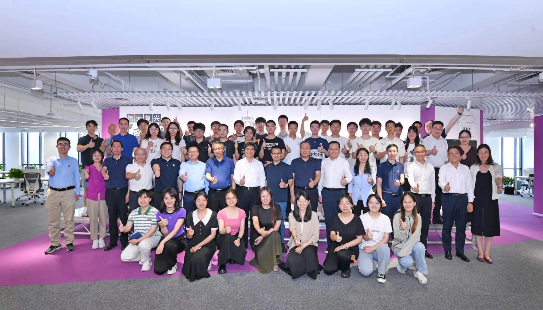 20230722-集成電路產(chǎn)業(yè)實(shí)踐課程研討會(huì)-集成電路學(xué)院-會(huì)后合影.jpg