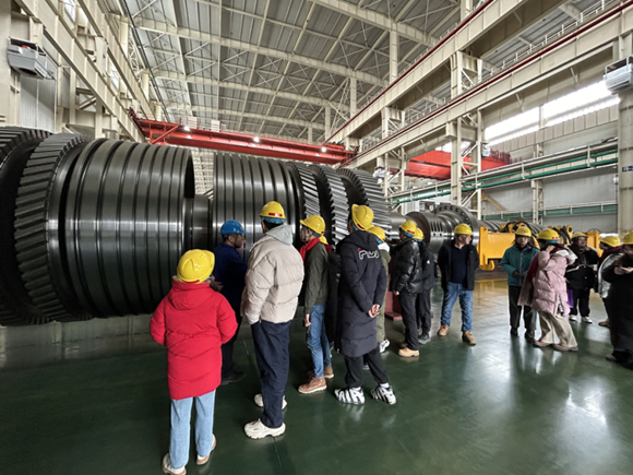 20240227-桑梓研修營(yíng)學(xué)員赴哈爾濱市實(shí)踐調(diào)研-聯(lián)絡(luò)部-實(shí)踐支隊(duì)參觀哈電集團(tuán)汽輪機(jī)車(chē)間.png