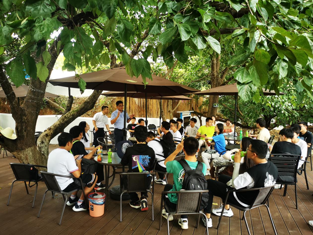 20220808-0814-清華大學(xué)“林楓計(jì)劃”師生赴江西贛縣區(qū)調(diào)研實(shí)踐-桂雨謙攝-支隊(duì)師生與湖江鎮(zhèn)黨委書記蔡聯(lián)慧座談.jpg