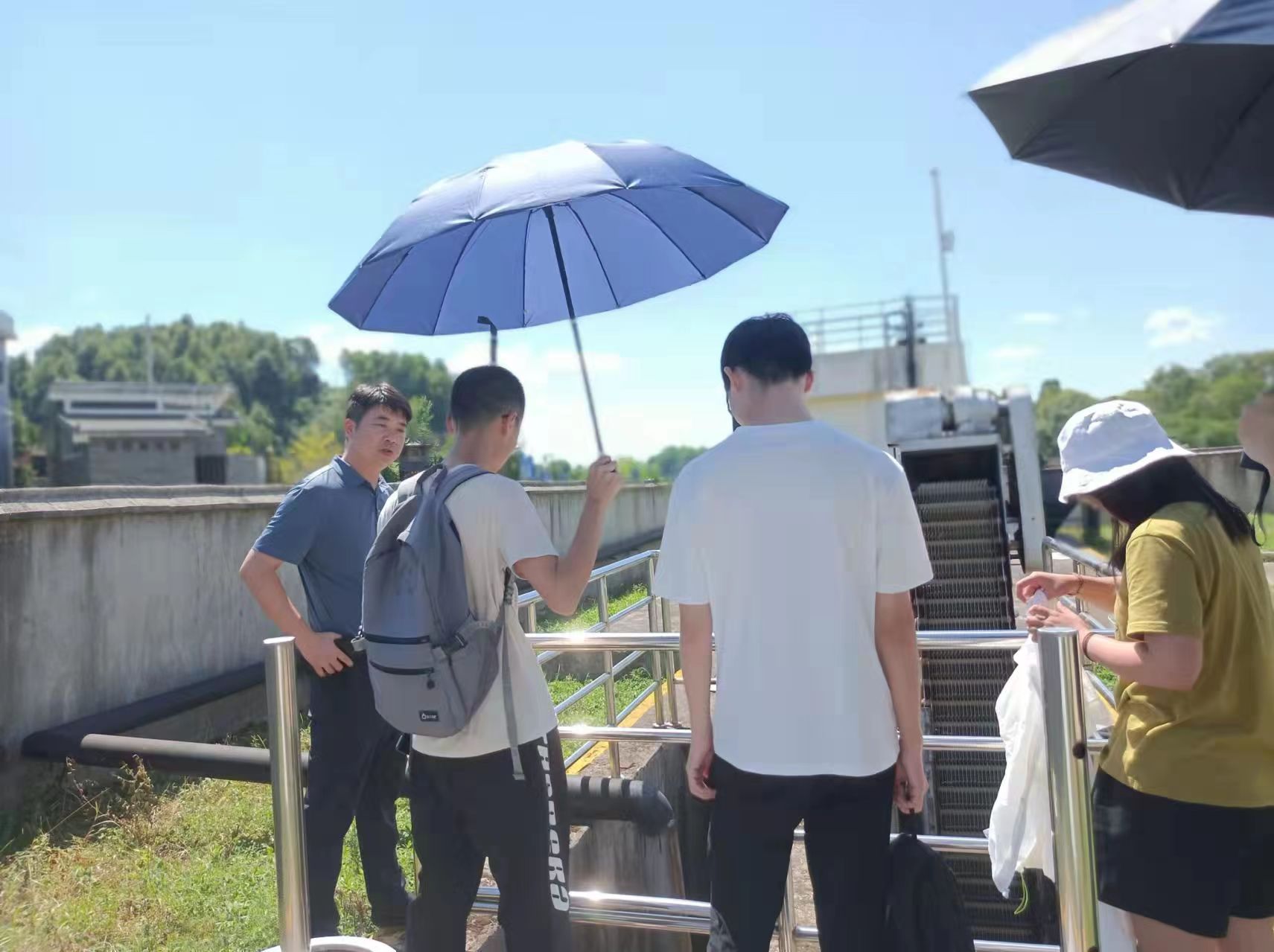 20220827-行遍綠水青山,擘畫美麗中國-潘晨瑜-支隊成員在普跡鎮(zhèn)污水廠參觀.jpg