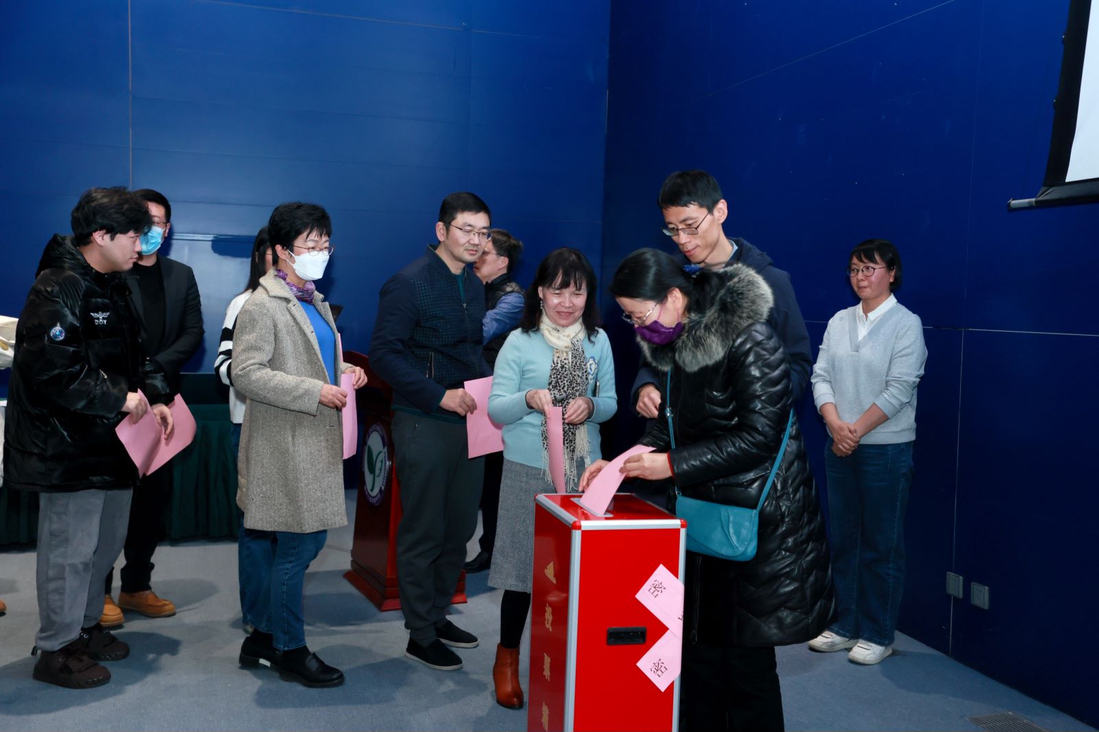 20231214-環(huán)境學(xué)院召開教職工大會(huì)暨第一屆教職工代表選舉大會(huì)-嘉藝-投票現(xiàn)場(chǎng).jpg