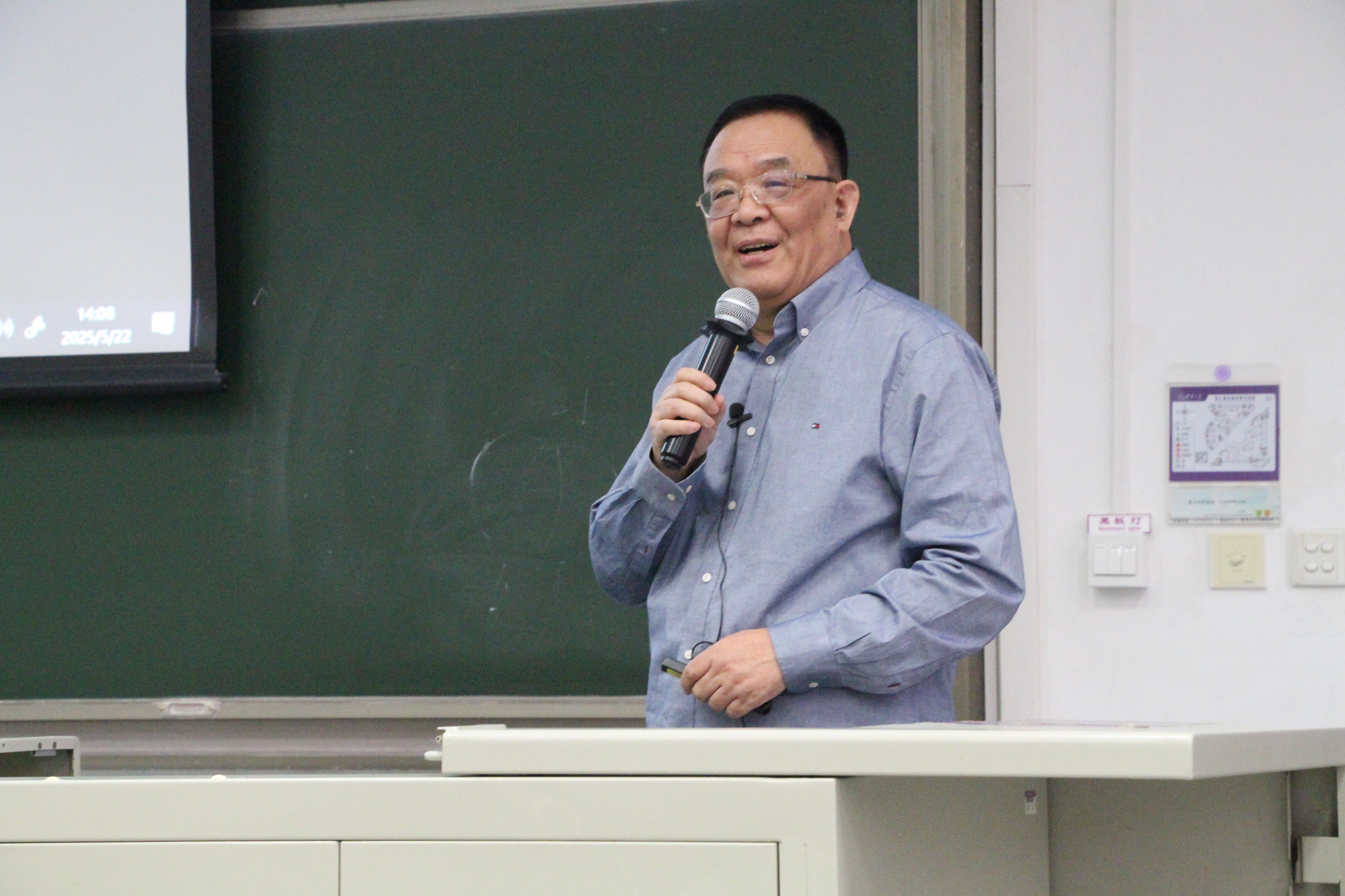 20250522-浙江大學(xué)歷史學(xué)院教授呂一民做客新人文講座 剖析雨果何以在法國(guó)享有“至高榮譽(yù)”-劉涵-主講人呂一民.JPG