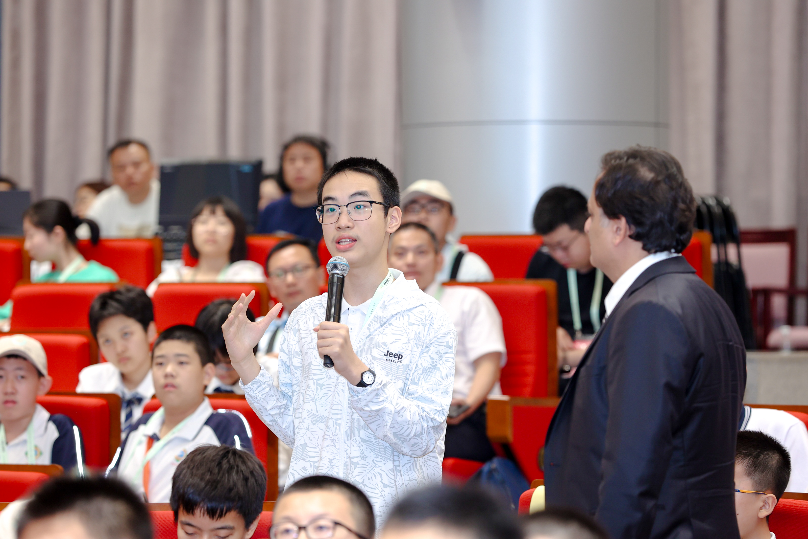 20240720-巔峰論壇-數(shù)學(xué)中心-現(xiàn)場(chǎng)學(xué)生提問(wèn).JPG