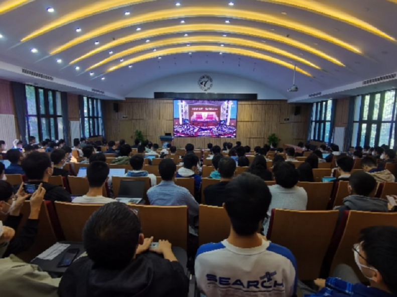 20221018-喜慶二十大,奮進(jìn)新征程——清華大學(xué)本科生黨支部熱切關(guān)注黨的二十大開幕會-劉雪天-電機(jī)系集體觀看黨的二十大開幕會.png