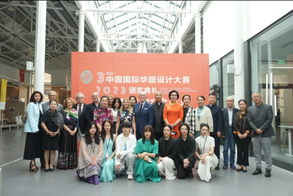 20231003-李薇教授出席第三屆中國國際華服設(shè)計(jì)大賽決賽頒獎(jiǎng)盛典并攜華服亮相米蘭-李薇-作品11.jpg