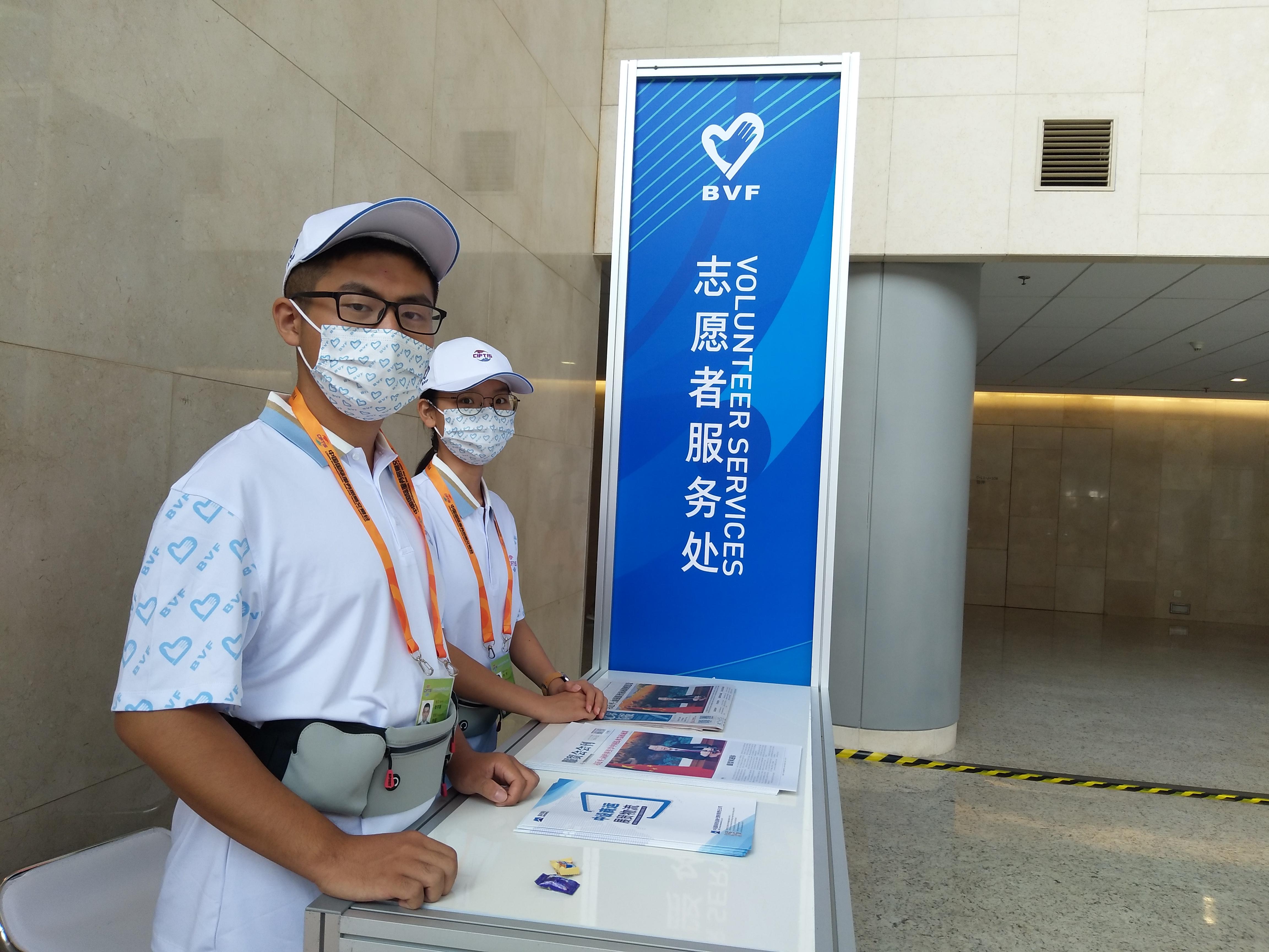 20210909-中國國際服貿(mào)會-志愿者-志愿者在室外進(jìn)行服.jpg 20210909-中國國際服貿(mào)會-志愿者-志愿者在室外進(jìn)行服.jpg