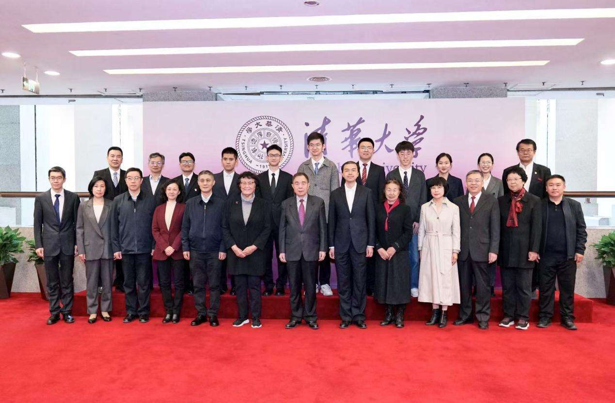 20241102-第十二屆范敬宜新聞教育獎頒獎典禮在清華大學(xué)舉行-新聞學(xué)院-范敬宜新聞教育獎獲獎?wù)吲c嘉賓合影.jpg