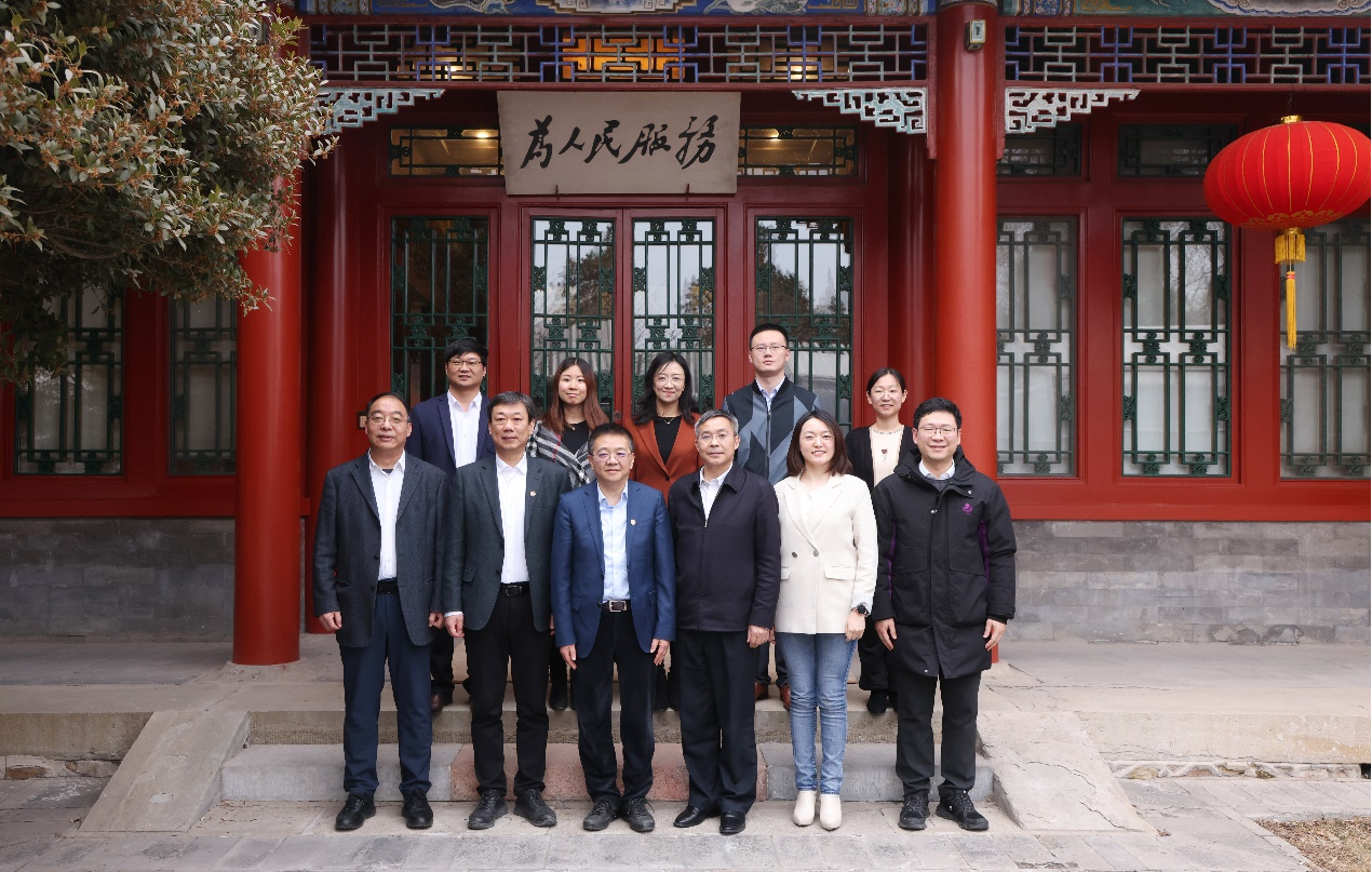 20240131-清華大學(xué)與京津冀國家技術(shù)創(chuàng)新中心簽署人才培養(yǎng)合作協(xié)議-石加?xùn)|-合影留念.png