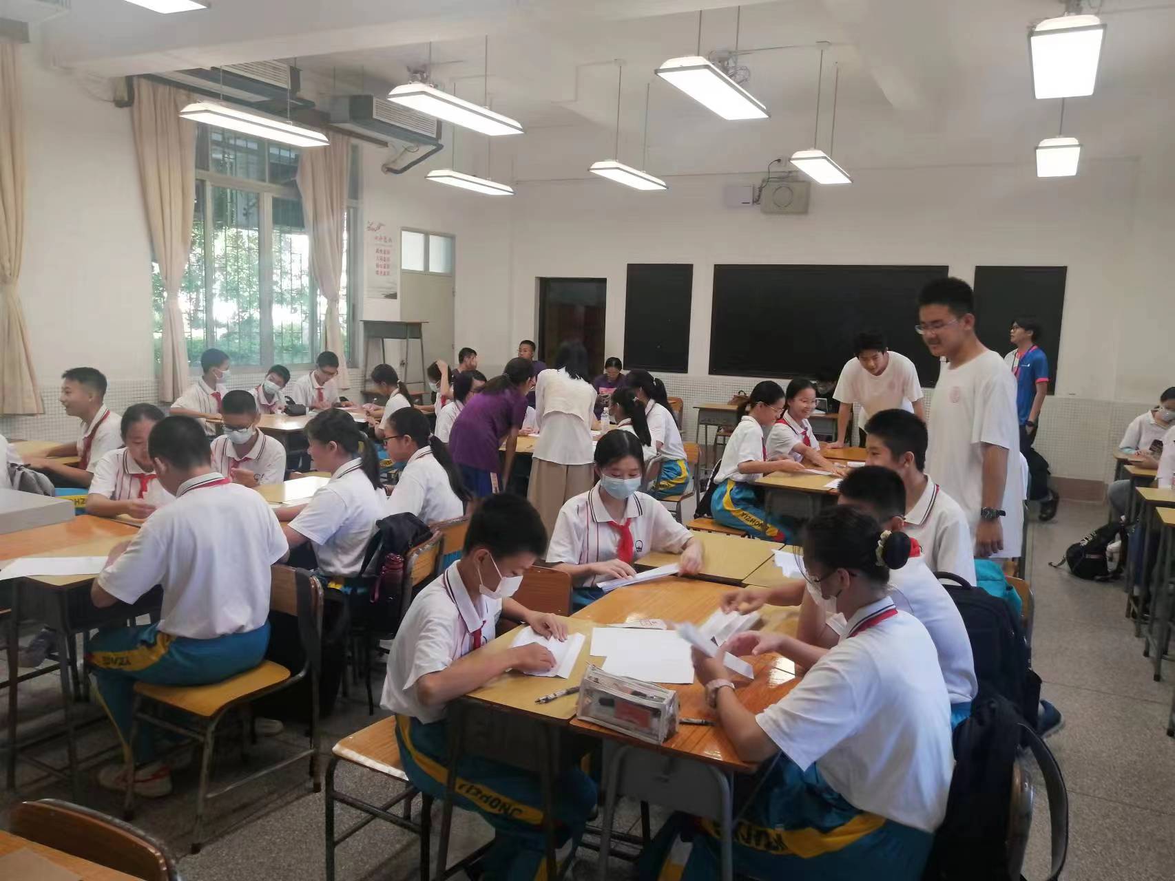 7-清華附中、新會(huì)一中、香港各高中學(xué)生在新會(huì)一中圭峰校區(qū)支教初中生.jpg