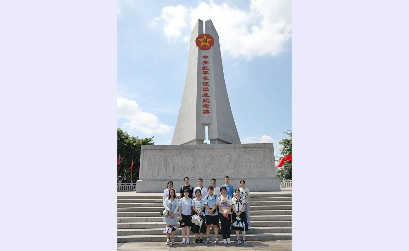 20220819-重走十年路 奮進(jìn)新時(shí)代-譚英琦-圖為支隊(duì)成員在紅軍長(zhǎng)征出發(fā)紀(jì)念碑前合影.jpg