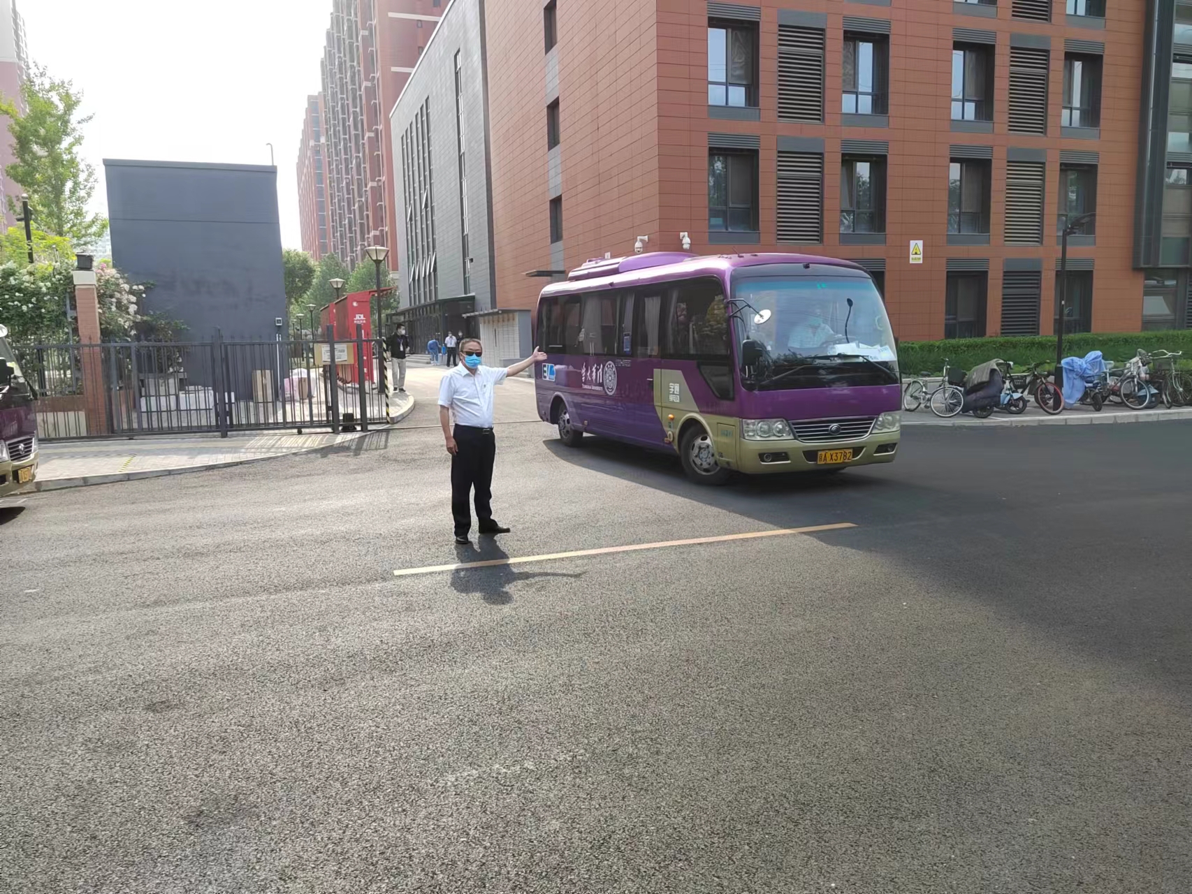 20220519-抗疫后勤擺渡車報(bào)道-接待中心供圖-付海濱調(diào)度車輛現(xiàn)場(chǎng)jpeg 20220519-抗疫后勤擺渡車報(bào)道-接待中心供圖-付海濱調(diào)度車輛現(xiàn)場(chǎng)jpeg