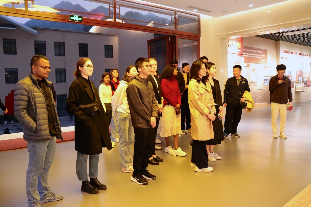 20231124-發(fā)現(xiàn)中國智慧,洞察中國發(fā)展——2023年清華大學(xué)“洞察中國”全球勝任力社會實(shí)踐紀(jì)實(shí)-“洞察中國”福建實(shí)踐支隊(duì)-“洞察中國”赴福建支隊(duì)成員參訪難忘下黨主題館.jpg
