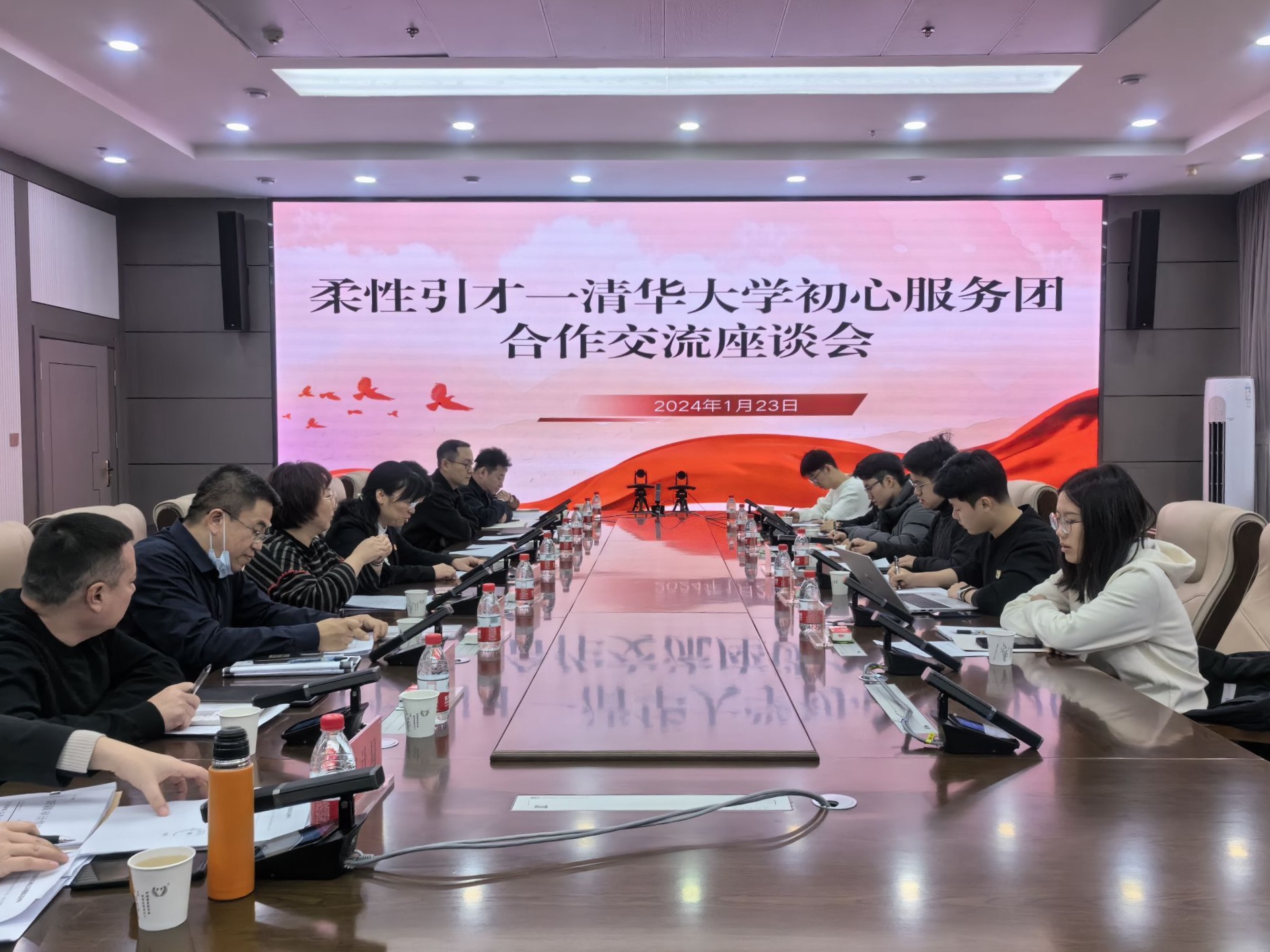 20240308-踔厲奮發(fā)守初心,奮楫篤行擔(dān)使命——2024年清華大學(xué)“初心服務(wù)團”寒假實踐總結(jié)回顧-新疆烏魯木齊支隊-新疆烏魯木齊支隊與地方干部進行座談.jpg