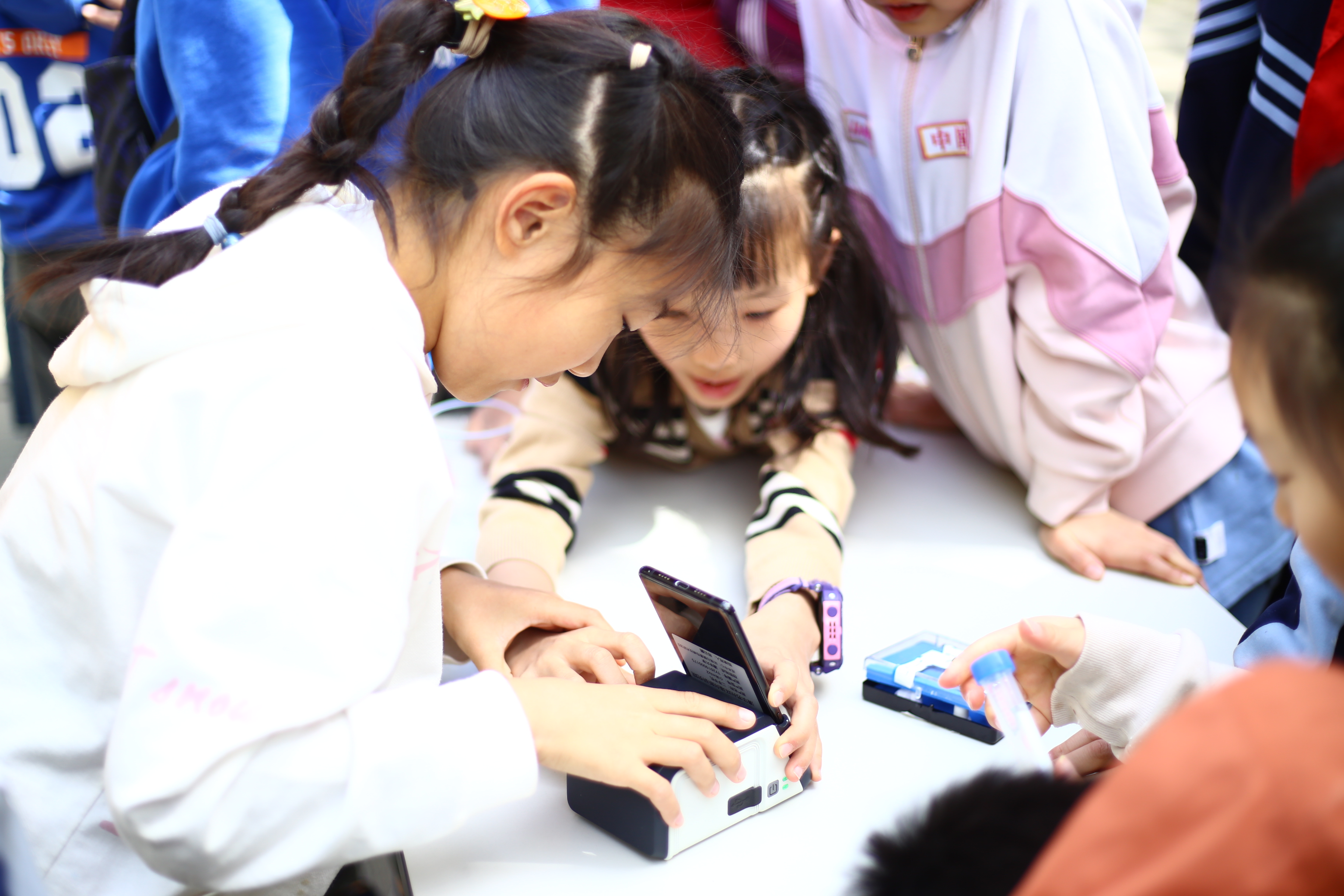 20230416-暖芽計劃-趙南嵐-孩子們動手操作儀器.JPG