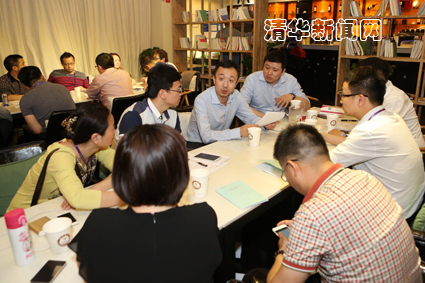 圓桌面對(duì)面學(xué)員與導(dǎo)師熱烈討論副本.jpg