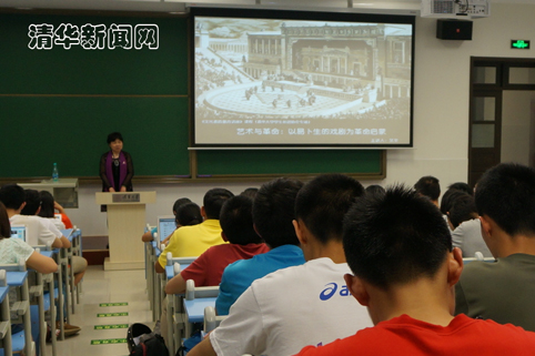 艾辛導(dǎo)演在給大家介紹易卜生的戲劇與中國(guó)近代革命的關(guān)系.jpg