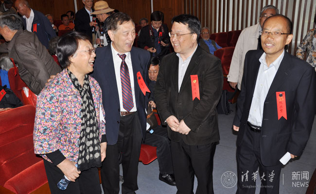 程建平副校長和校友們親切交談1副本.jpg