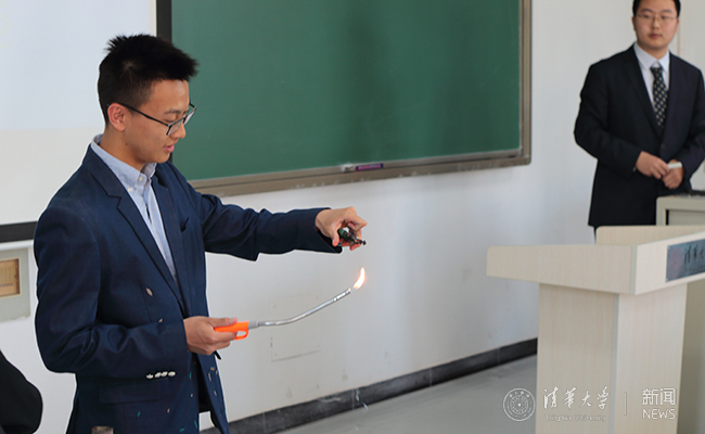 電機(jī)系王啟航團(tuán)隊(duì)展示作品《一種用于處理小型固廢的可控溫微波等離子體炬???1.jpg