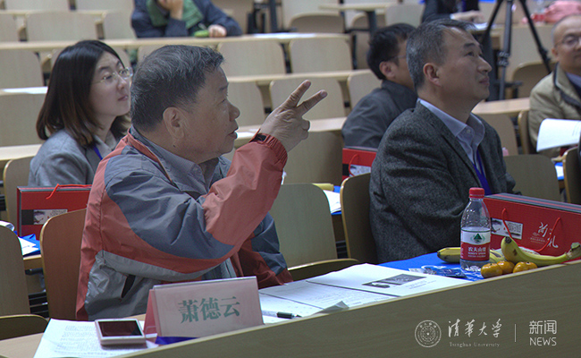 蕭德云教授在信息????ˉ分場(chǎng)和é?手進(jìn)行交?μ?5.jpg
