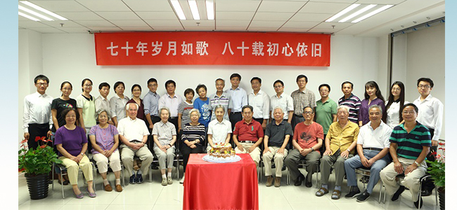 11與會(huì)師生合影留念.jpg