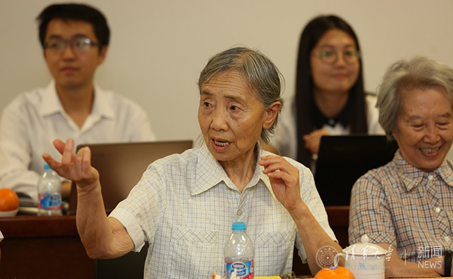 33老教師們積極建言獻(xiàn)策.jpg